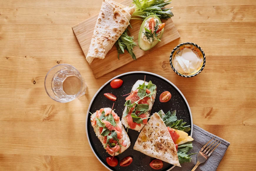 Fresh vegan wraps with greens and tomatoes served in a cozy setting, capturing the vibrant flavors of vegan restaurants in Montreal.
